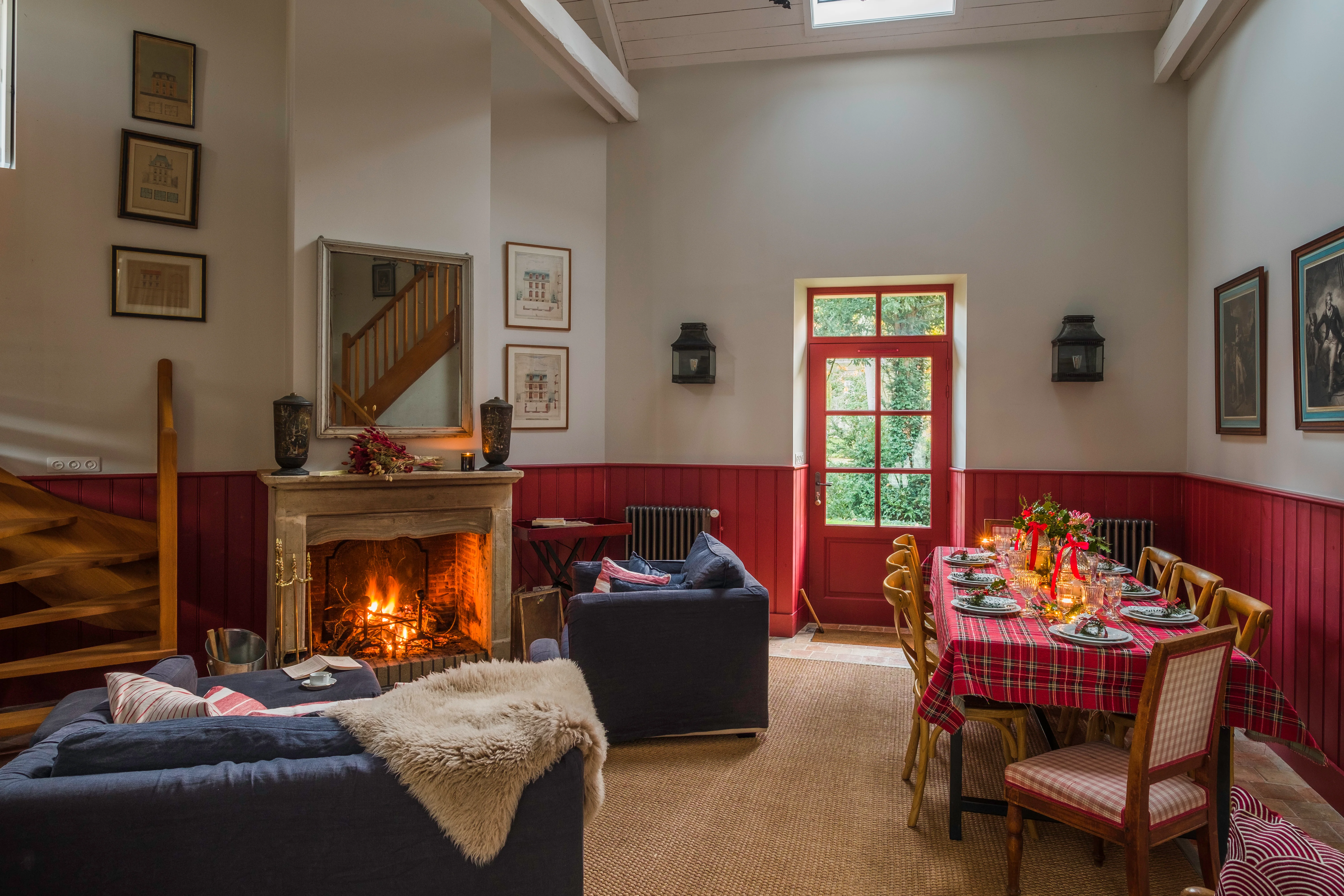 Salon chaleureux avec cheminée